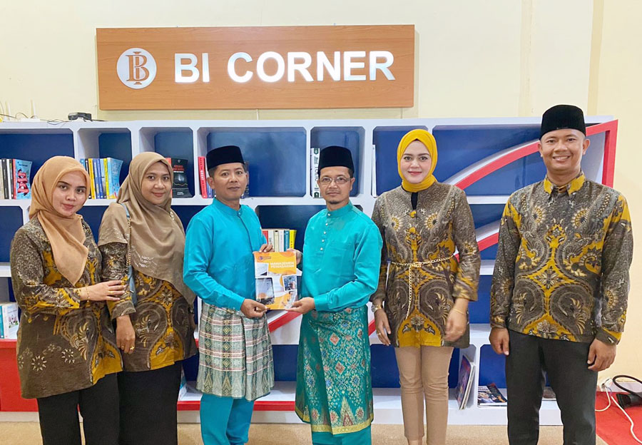 Lima Dosen Prodi Kewirausahaan Wakafkan Dua Jenis Buku Pedoman ke Perpustakaan UPP