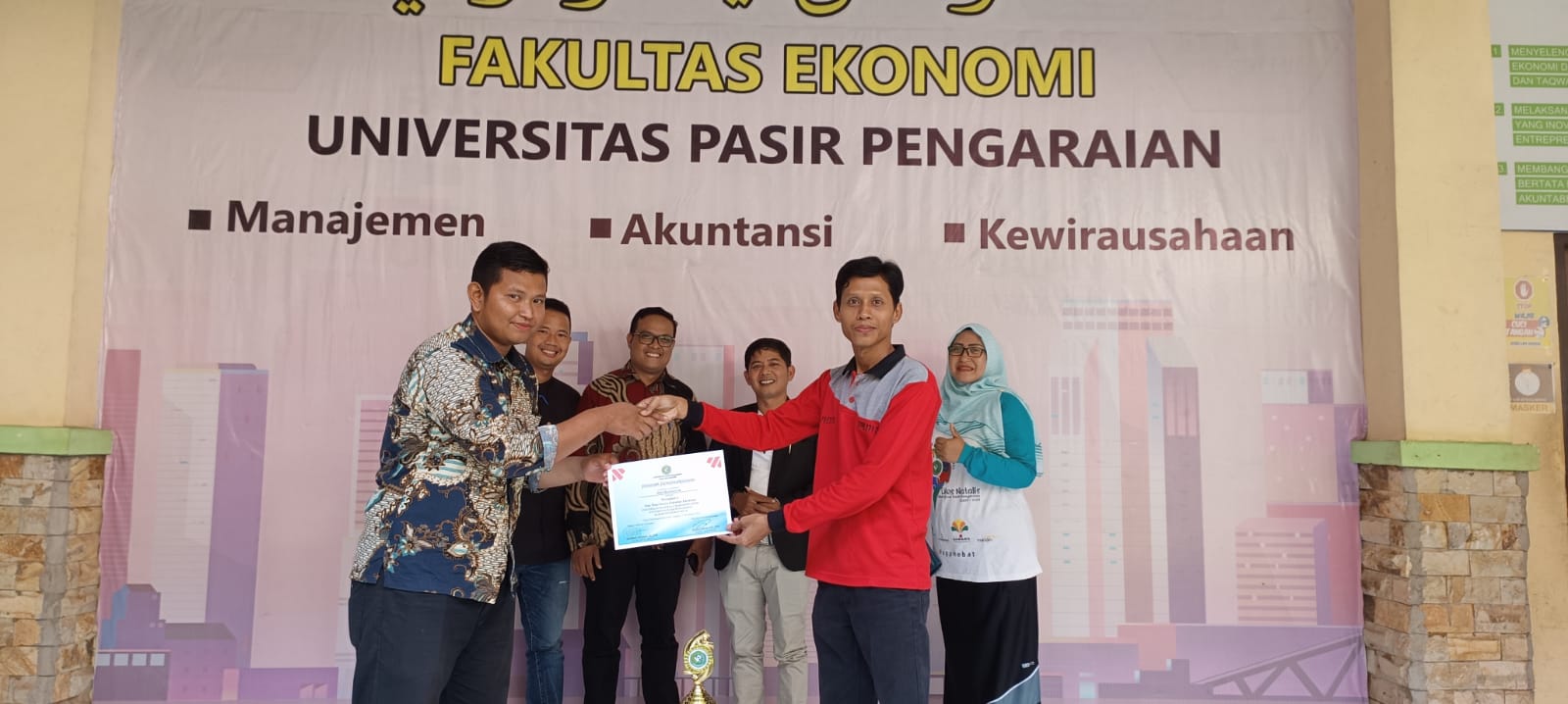 Penyerahan Penghargaan Fakultas Ekonomi kepada Mahasiswa Peserta POM UPP utusa FE UPP. Tahniah dan sukses atas prediket juara umum dalam POM UPP tahun 2022