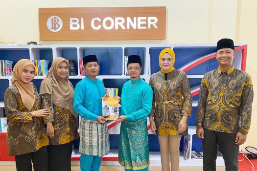 Lima Dosen Prodi Kewirausahaan Wakafkan Dua Jenis Buku Pedoman ke Perpustakaan UPP