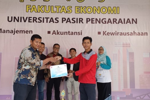 Penyerahan Penghargaan Fakultas Ekonomi kepada Mahasiswa Peserta POM UPP utusa FE UPP. Tahniah dan sukses atas prediket juara umum dalam POM UPP tahun 2022